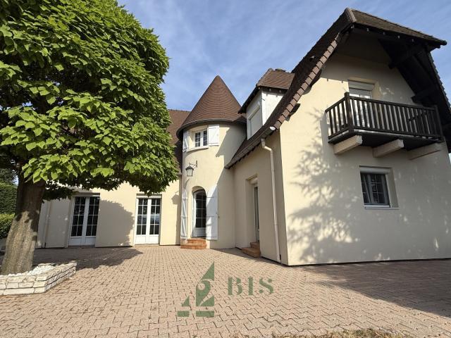 Maison de caractère aux allures de château Vue panoramique Saint Cyr de Favières
