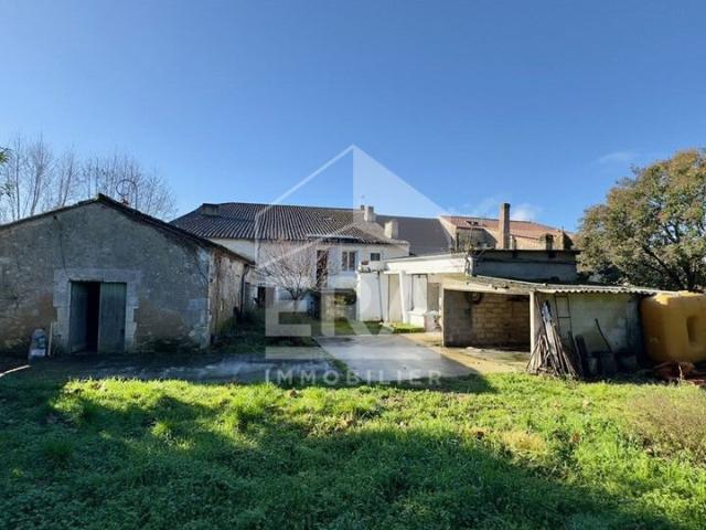Maison de caractère aux multiples possibilités au coeur du v. 132m² Vélines