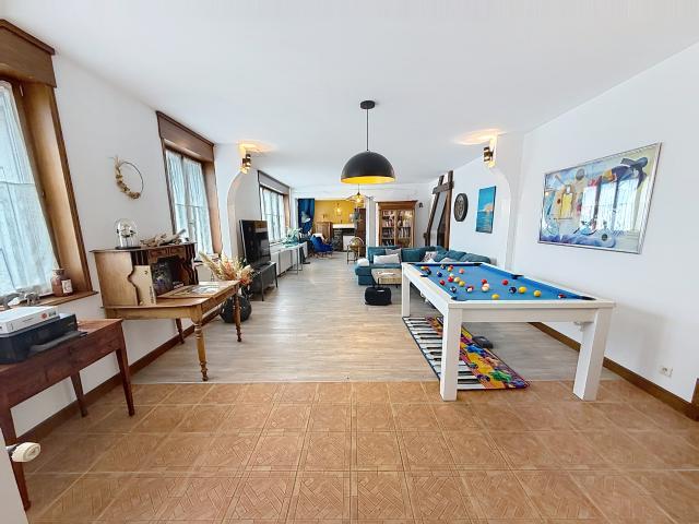 Maison de caractère aux portes de Baisieux 400 m2 habitables, jardin, grange et fort potentiel
