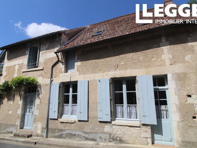 Maison de caractère avec 3 chambres et cour fermée offrant une vue magnifique sur l'église abbatiale