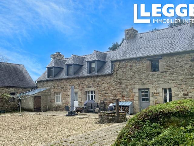 Maison de caractère avec 2 chambres, deux granges en pierre et cour intérieure. Plusquellec!