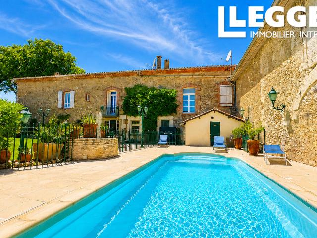 Maison de caractère avec 7 chambres, jardin, piscine et garage au cœur de Magalas