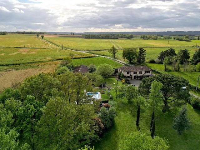 Maison de caractère avec 4 chambres sur 'environ 7318 m². 270m² Marciac