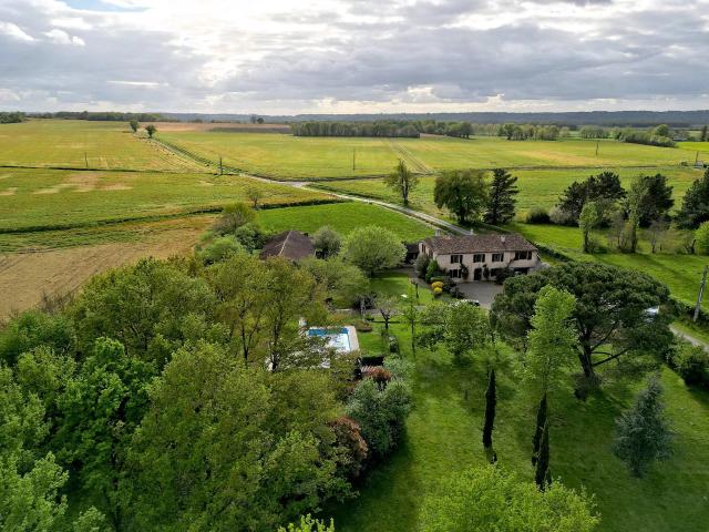 Maison de caractère avec 4 chambres sur 'environ 7318 m²