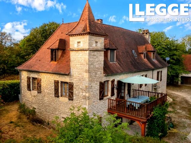 Maison de caractère avec 6 chambres, 3 salles de bain, piscine et garage