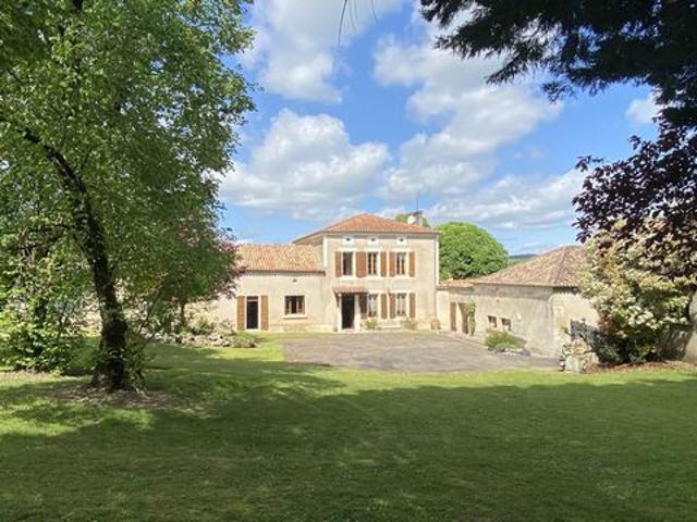 MAISON DE CARACTERE avec beaucoup de DEPENDANCES
