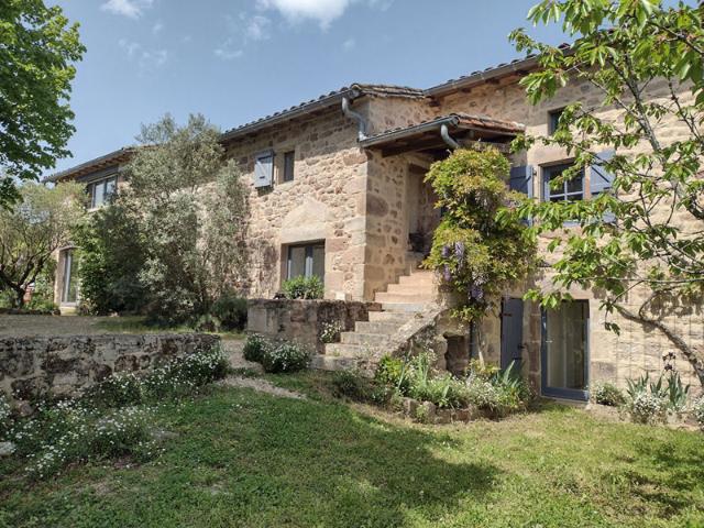 Maison de caractère avec gite et appartement 265 m² piscine 1,5 ha Vaour Tarn