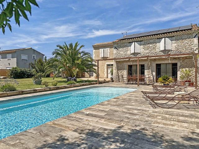 Maison de caractère avec gîte indépendant, piscine, garage e. 240m² Raphèle lès Arles
