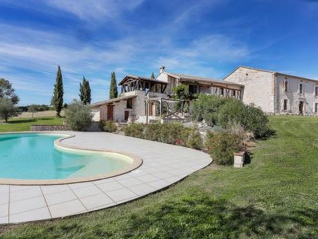 Maison de caractère avec gîte, piscine et garage ?