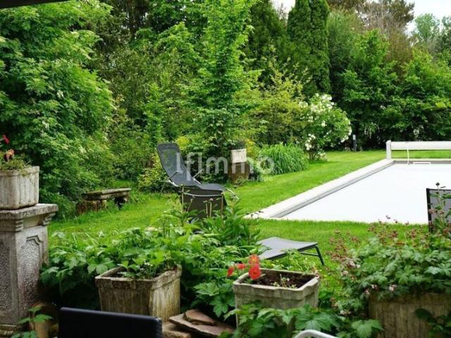 Propriété aux portes d'Epinal avec piscine et terrain arboré
