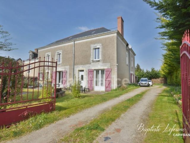 Maison de caractère avec grand jardin et dépendances 190 m² à BAUGÉ EN ANJOU