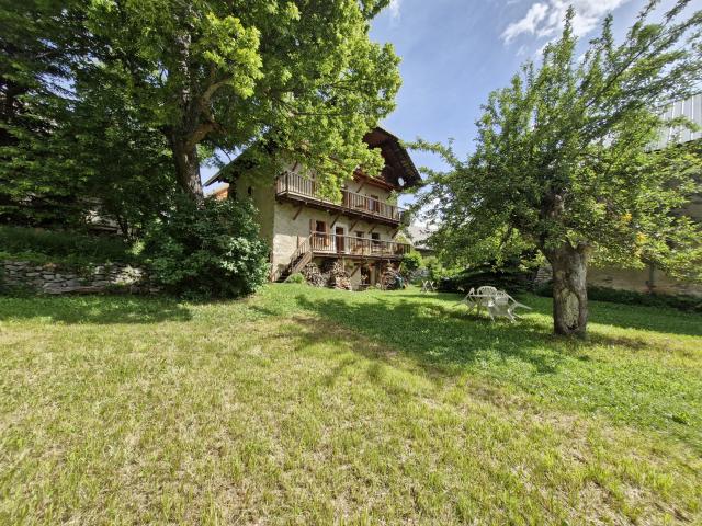 Maison de caractère avec grand jardin et vue montagne