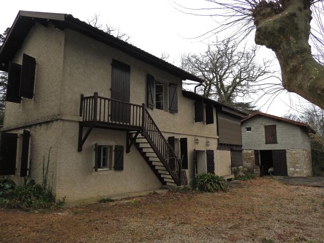 Maison de caractère avec grange et grand terrain