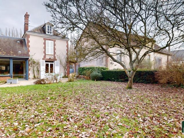 Maison de caractère avec de nombreuses dépendances, jardin et