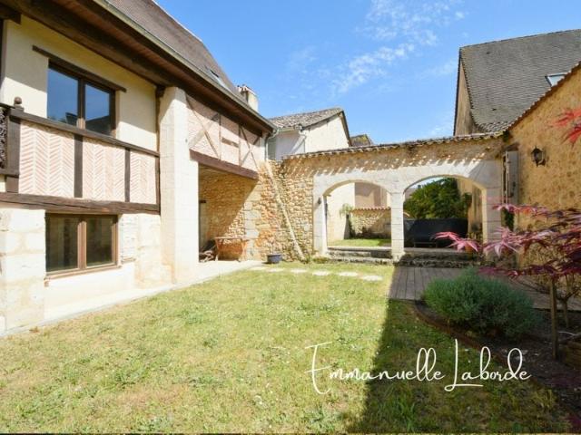 Maison de caractère avec dépendance, patio, jardin et jacuzz. 272m² Saint Georges De Montclard