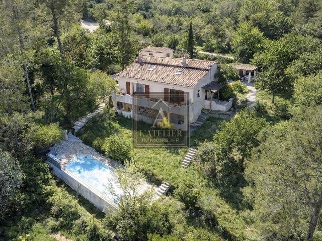 Maison de caractère avec dépendance, sous sol et piscine au calme absolu sur 3000 m2