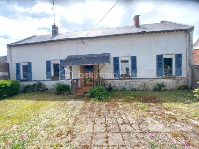 MAISON DE CARACTÈRE AVEC DÉPENDANCES ! CALME, ESPACE ET POTENTIEL: UNE OPPORTUNITÉ À SAISIR !