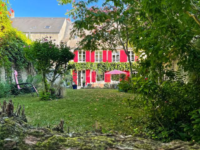 MAISON DE CARACTÈRE AVEC DÉPENDANCES DANS LE CENTRE VILLE