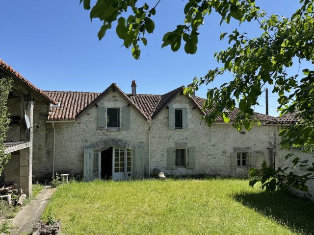 Maison de caractère avec dependances et grand jardin de 6000m2