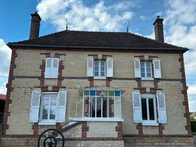 Maison de caractere avec dependances et grand terrain