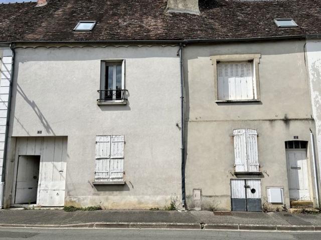 Maison de caractère avec dépendances et fort potentiel au
