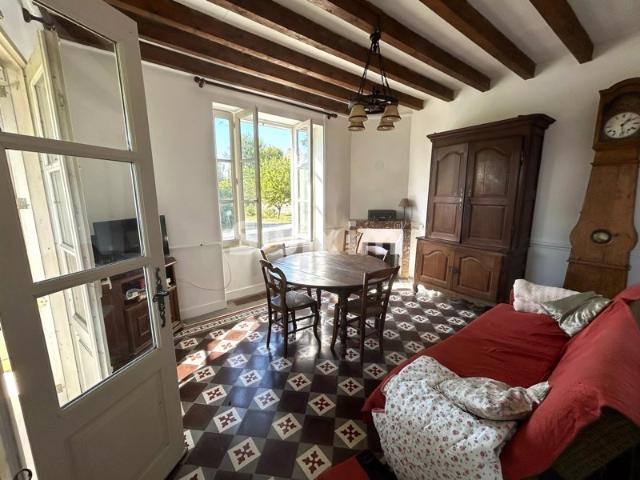 Maison de caractère avec dépendances et jardin aux portes de Vézelay