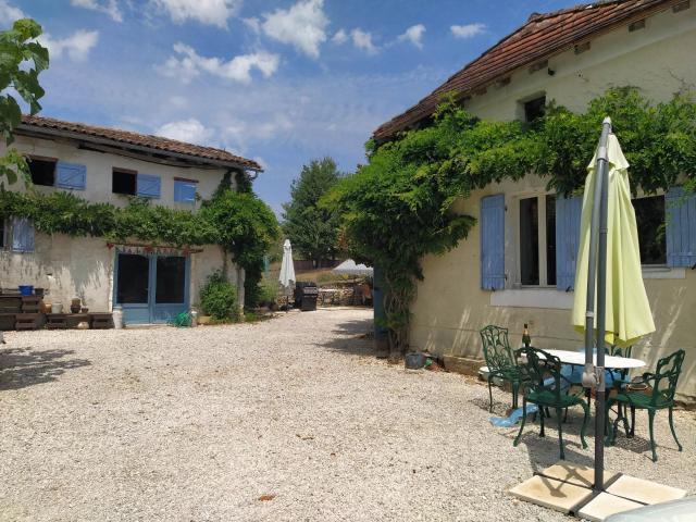 Maison de caractère avec dépendances et potentiel d’aménagem. 99m² Vendoire