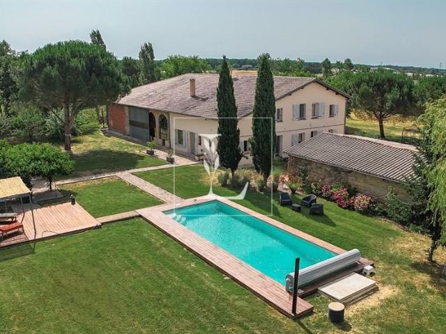 Maison de caractère avec dépendances sur plus de 3,5 hectare. 221m² La Ville Dieu du Temple