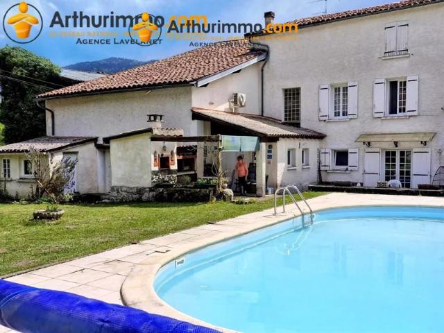 Maison de caractère avec dépendances, piscine et espaces extérieurs