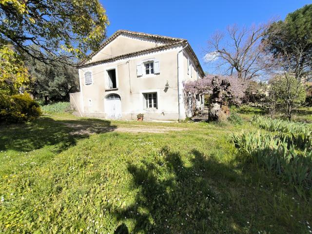 Maison de caractère avec jardin arboré de 1 150 m2 Centre de Saint Christol lès Alès