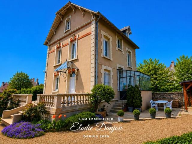 Maison de caractère avec jardin clos, garage en centre ville de Vendôme