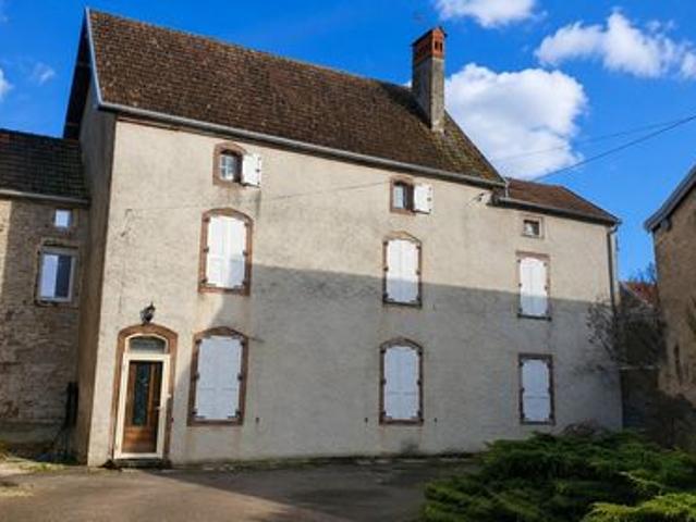 Maison de caractère avec jardin clos et dépendances