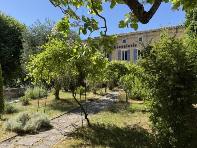 Maison de caractère avec jardin et garage