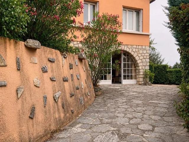 Maison de caractère avec jardin et garage