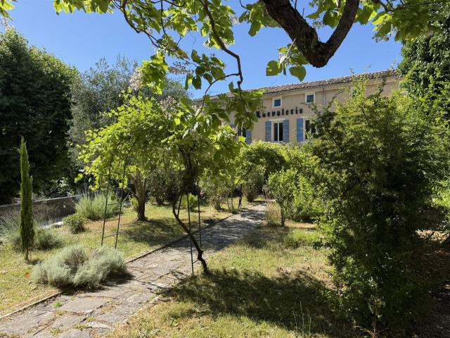 Maison de caractère avec jardin et garage 310m² Malaucène