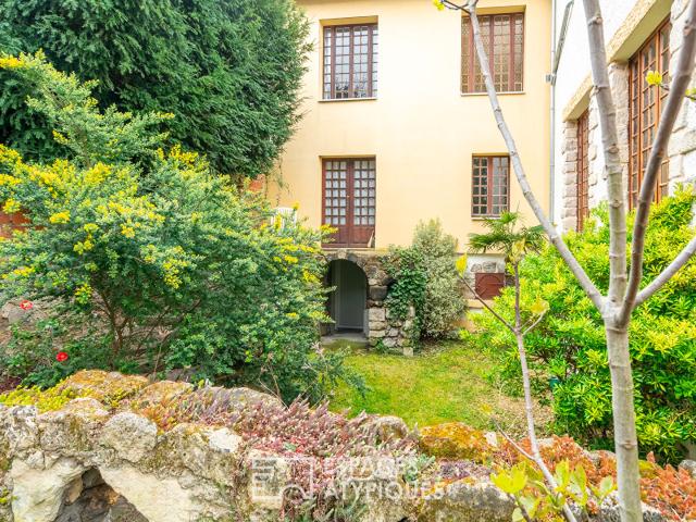 Maison de caractère avec jardin et terrasse en centre ville