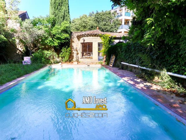 Maison de caractère avec jardin, piscine, dépendance et stationnements, au coeur de Salon de Provence