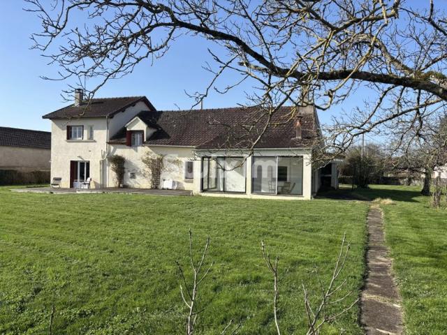 Maison de caractère avec logement indépendant et grand terrain – Vue campagne