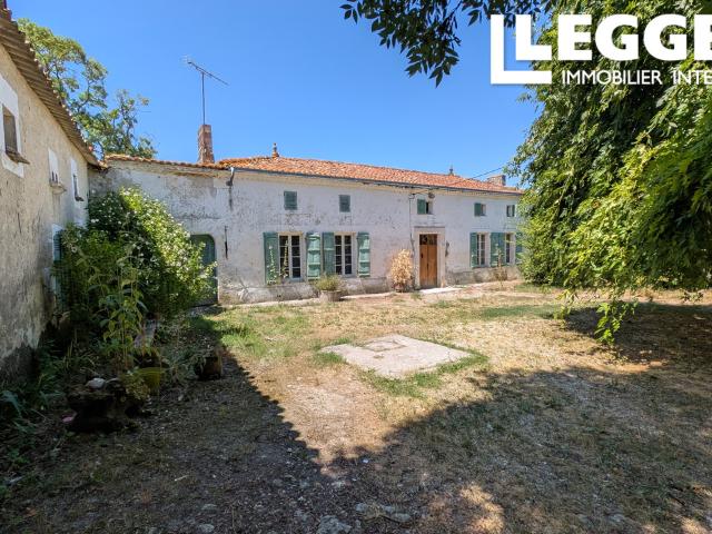 OFFRE ACCEPTEE Maison de caractère avec ses dépendances dans un hameau paisible à 10mn de Jonzac