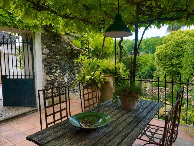 Maison De Caractere Avec Superbes Jardins Et Vue 368m² Nizas