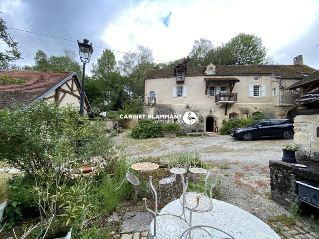 MAISON DE CARACTERE AVEC PARC ET DEPENDANCE
