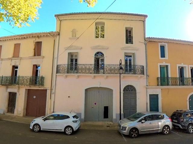 Maison de caractère avec piscine dans le village très prisé. 242m² Saint Thibéry
