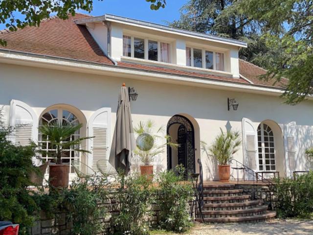 Maison de caractère avec piscine dans un écrin végétal