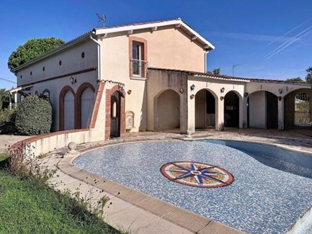 Maison de caractère avec piscine et terrasses