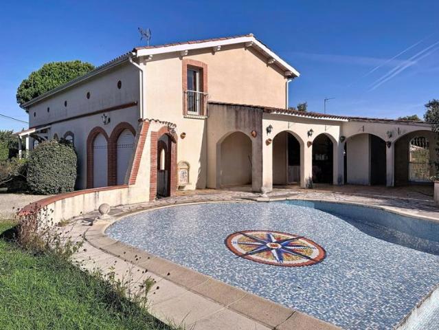 Maison de caractère avec piscine et terrasses