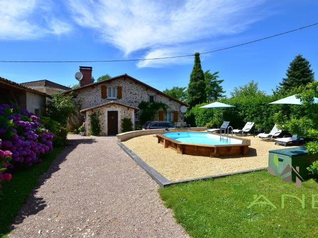Maison de caractère avec piscine et dépendances 157m² Bussière Badil