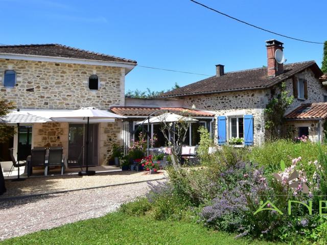 Maison de caractère avec piscine et dépendances 157m² Bussière Badil