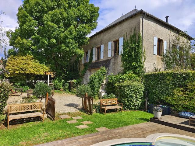 Maison de caractère avec piscine et dépendances à Promilhanes
