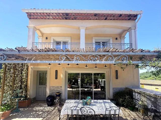 Maison de caractère avec piscine et garage à vendre à La Gar. 283m² La Garde Freinet