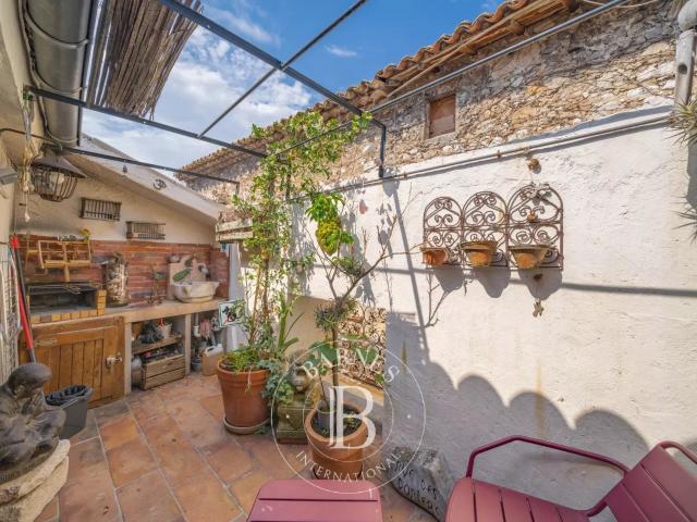 Maison de caractère avec terrasse au cœur du village de Sain. 89m² Saint Paul De Vence